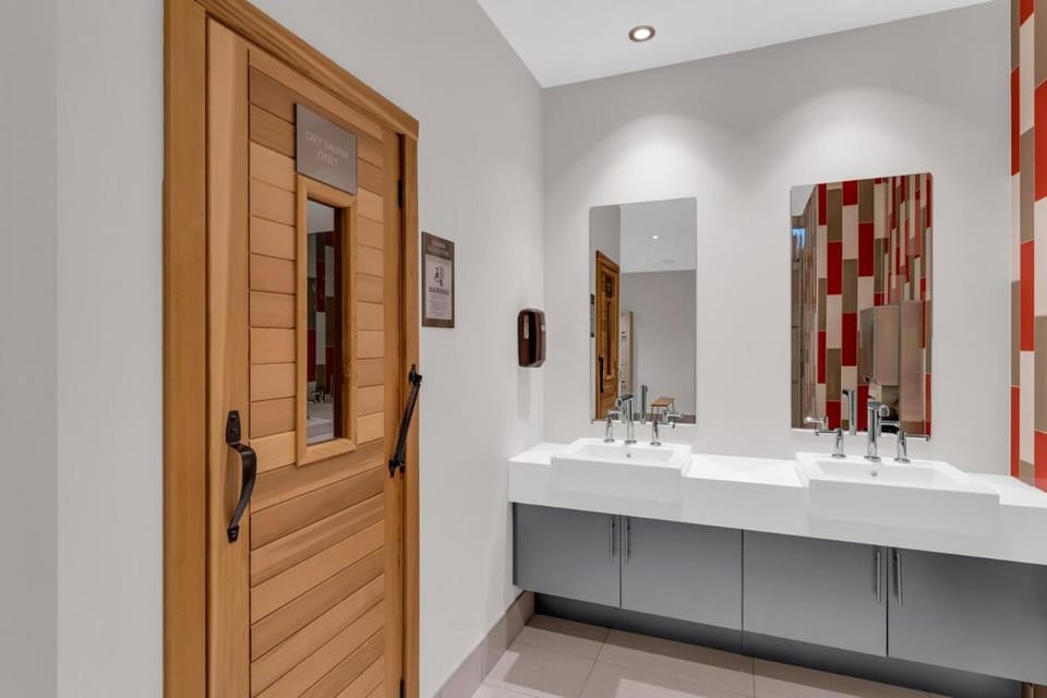 Executive Condo with Parking DT Ottawa Apartment in Downtown