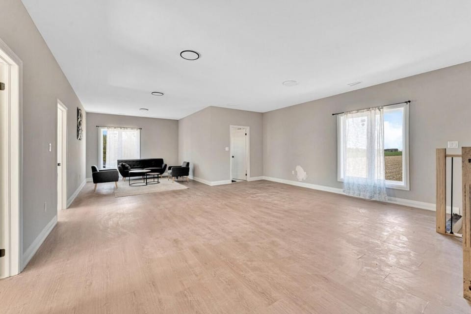 Chattage Lake Erie Luxury Estate Hot Tub Villa in Chatham-Kent