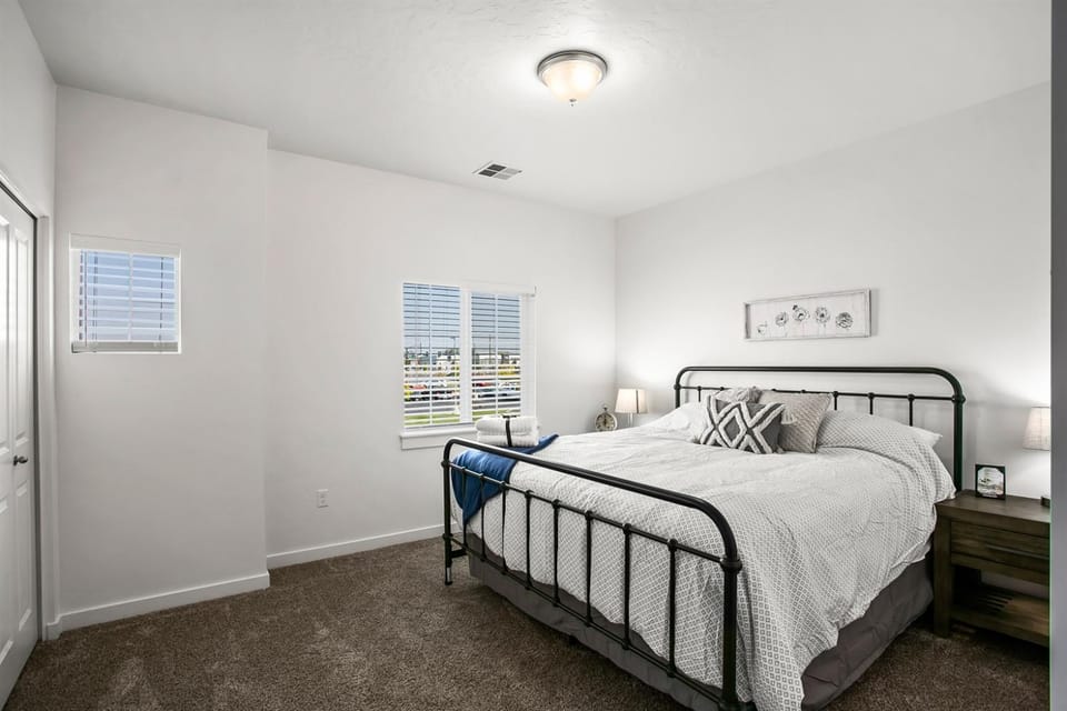 Upscale Condo By The Village & Boise Mall 75 House in Boise