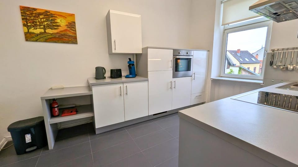Coffee/tea facilities, dishwasher, stove, toaster, kitchen