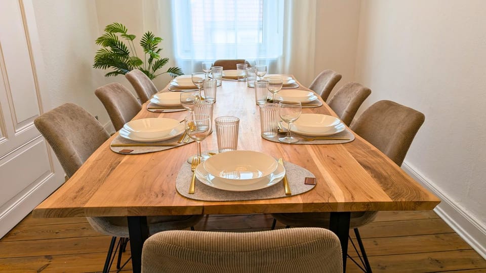 Dining area, Food