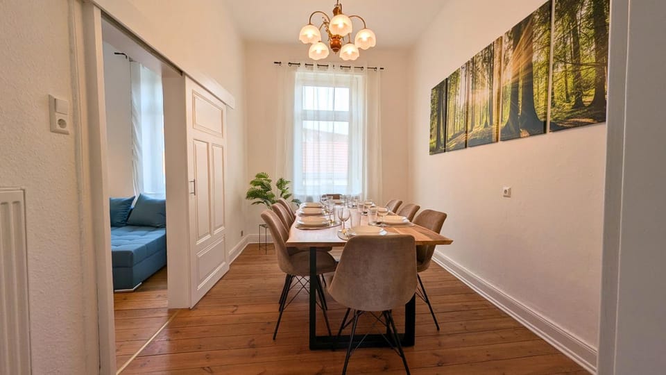 Dining area, Food