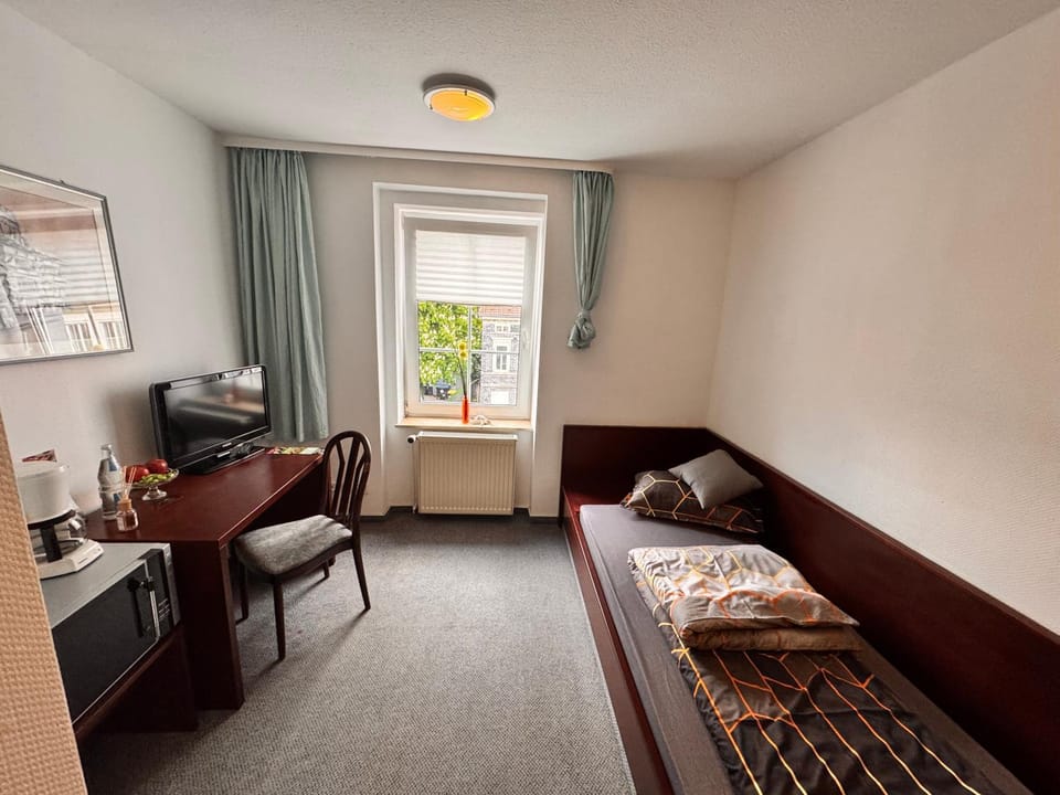 Budget Room for Workers Private Toilet & Free Parking Apartment in Nordhausen