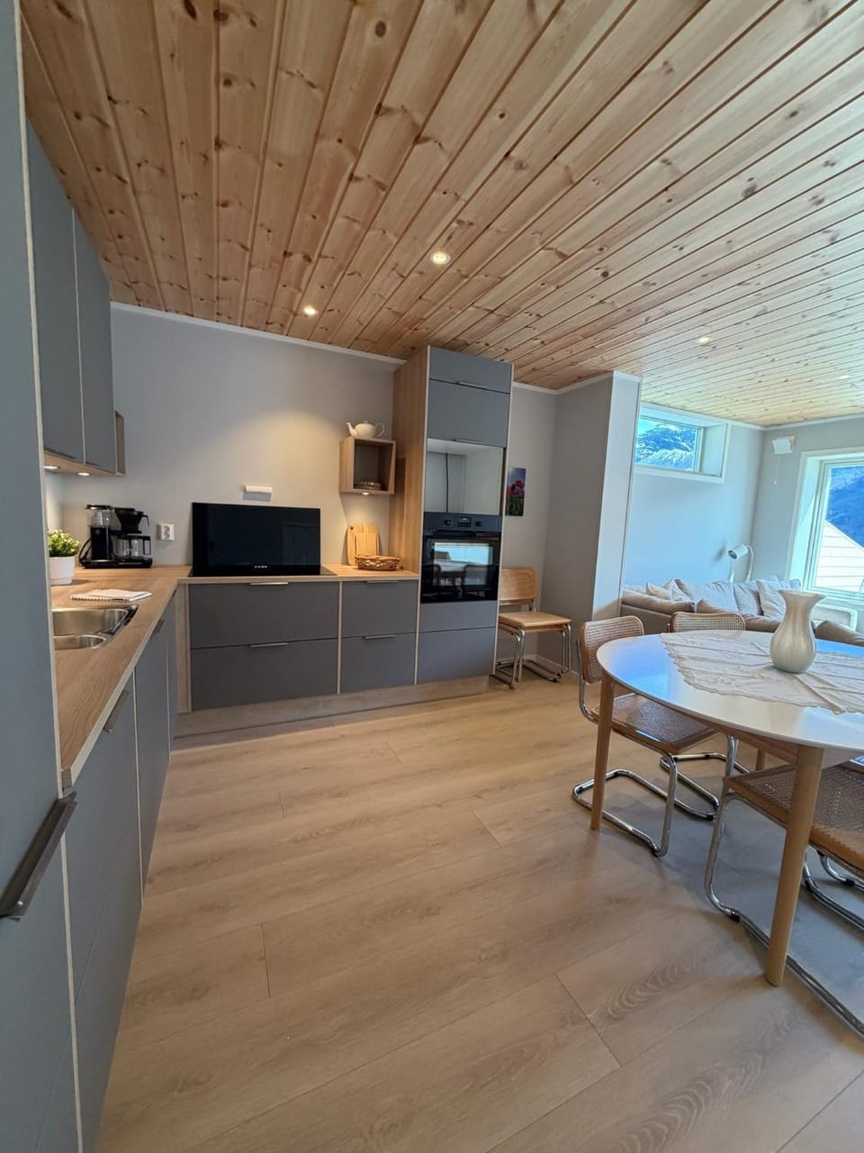 Coffee/tea facilities, Kitchen or kitchenette, Dining area, dishwasher, oven, stove, stove, kitchen, kitchen