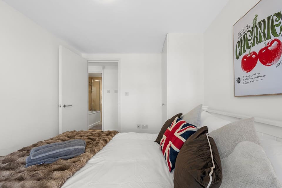 Spacious apartment in trendy Brixton sleeps 5 Apartment in London