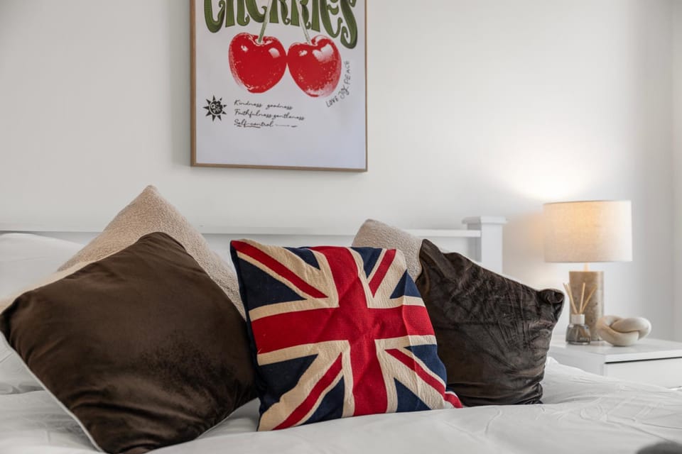 Spacious apartment in trendy Brixton sleeps 5 Apartment in London