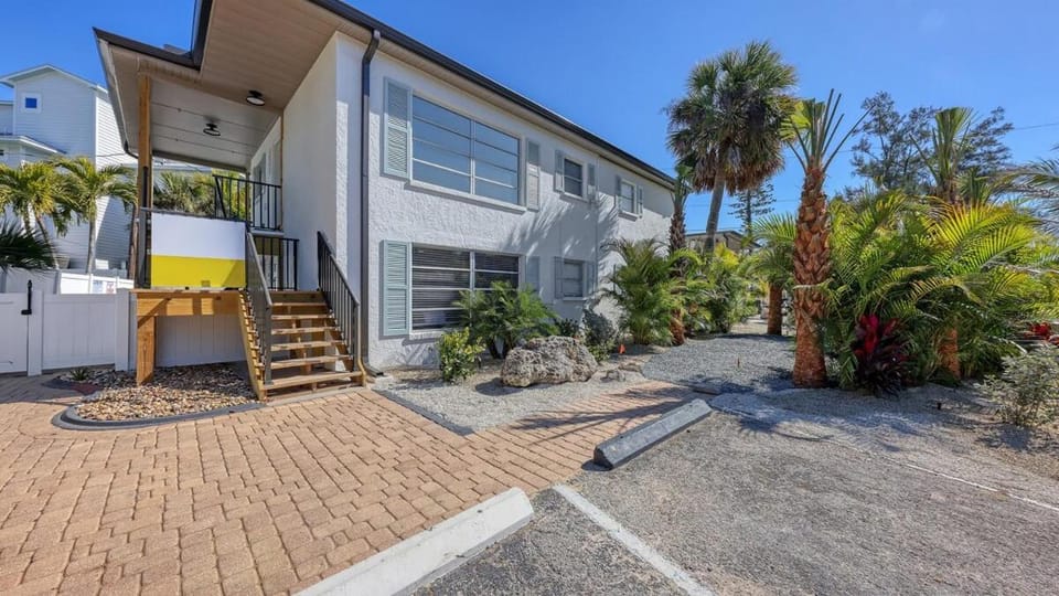 SKV 311 Pool Short walk to Beach & Village Apartment in Siesta Beach