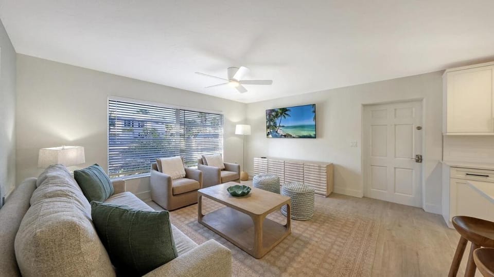 SKV 311 Pool Short walk to Beach & Village Apartment in Siesta Beach