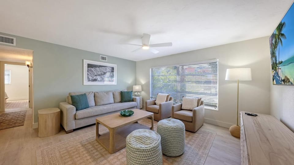 SKV 311 Pool Short walk to Beach & Village Apartment in Siesta Beach