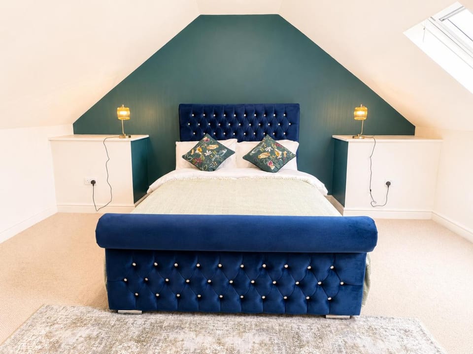 The Racecourse - 3BR Townhouse, Heart of Town, Patio, Sleeps 6 House in Warwick