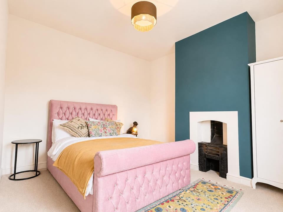 The Racecourse - 3BR Townhouse, Heart of Town, Patio, Sleeps 6 House in Warwick