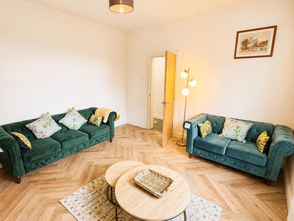 The Racecourse - 3BR Townhouse, Heart of Town, Patio, Sleeps 6 House in Warwick