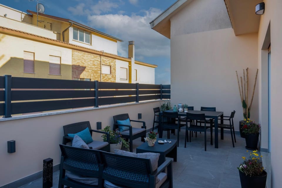 Property building, Balcony/Terrace, Dining area