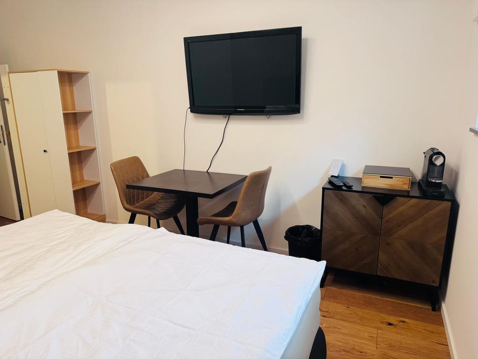 TV and multimedia, Kitchen or kitchenette, Photo of the whole room, Dining area, minibar