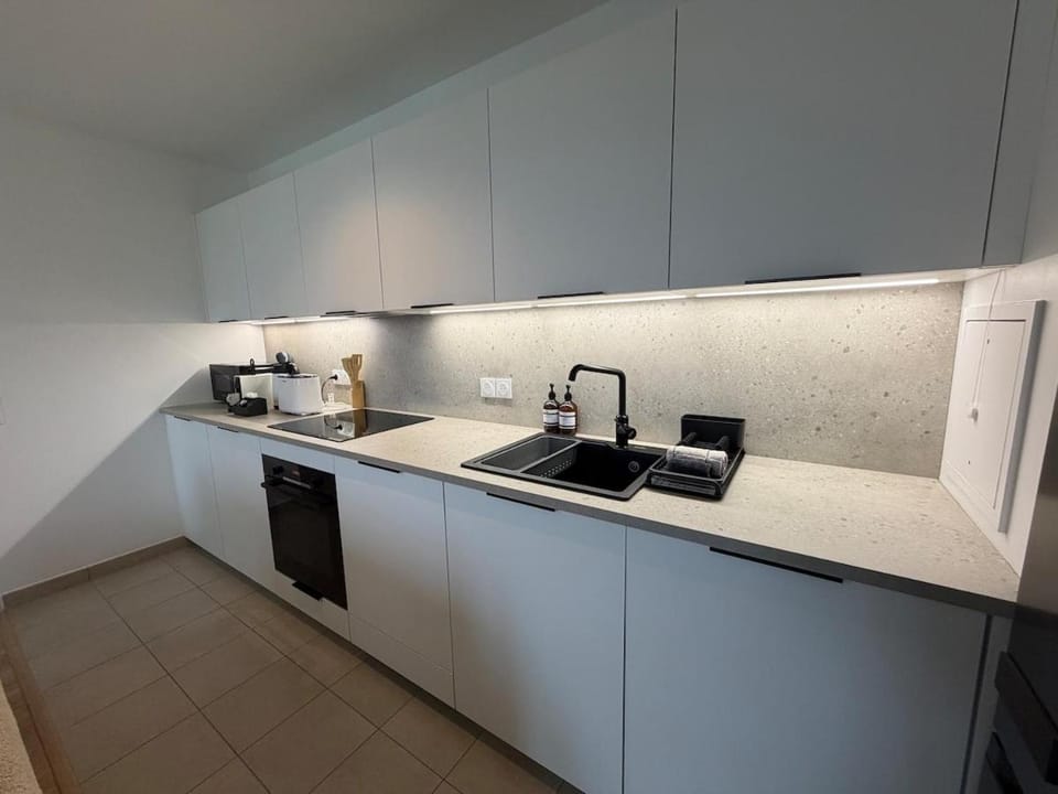 Coffee/tea facilities, dishwasher, microwave, oven, toaster, washing machine, kitchen