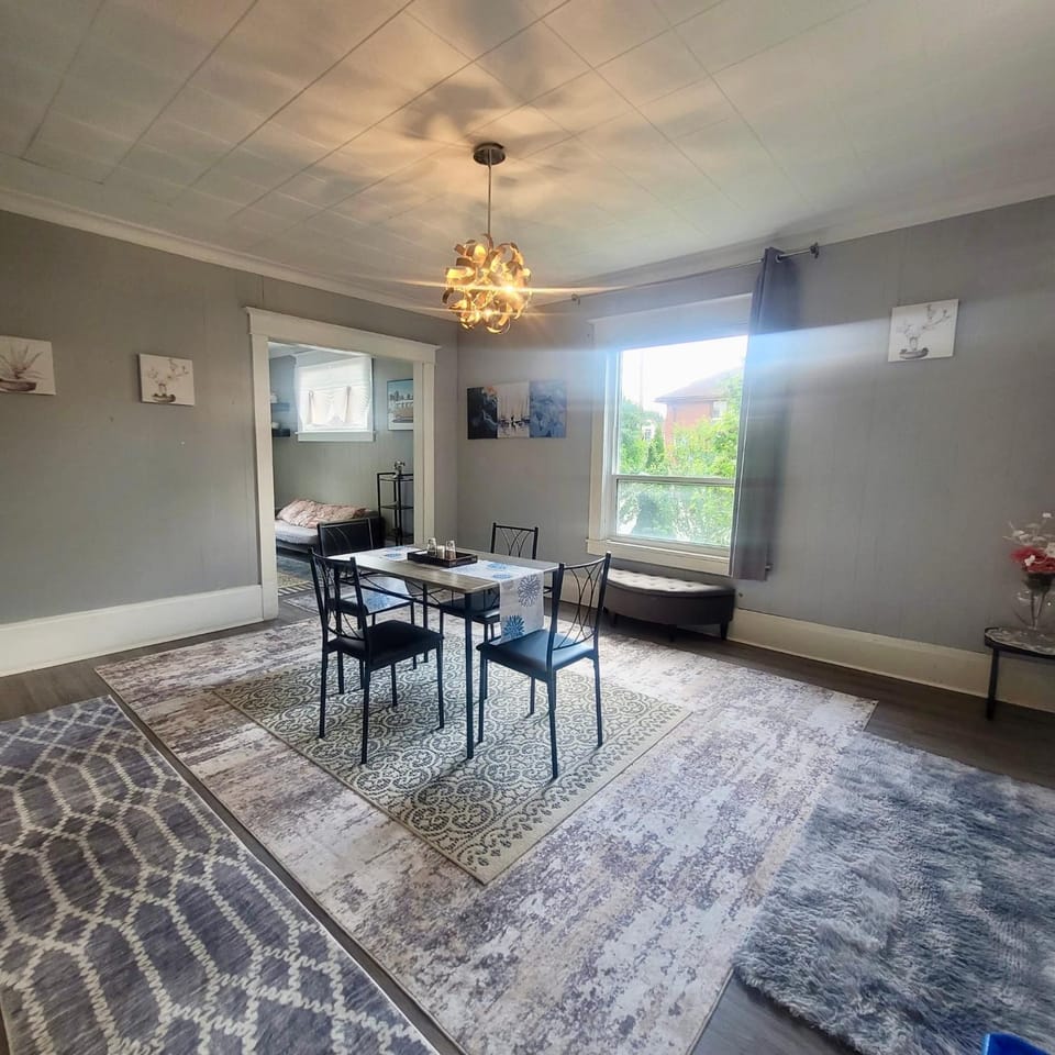 Spacious family house near white water walk and Clifton Hill Niagara House in Niagara Falls