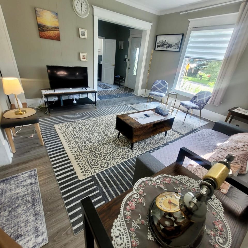 Spacious family house near white water walk and Clifton Hill Niagara House in Niagara Falls