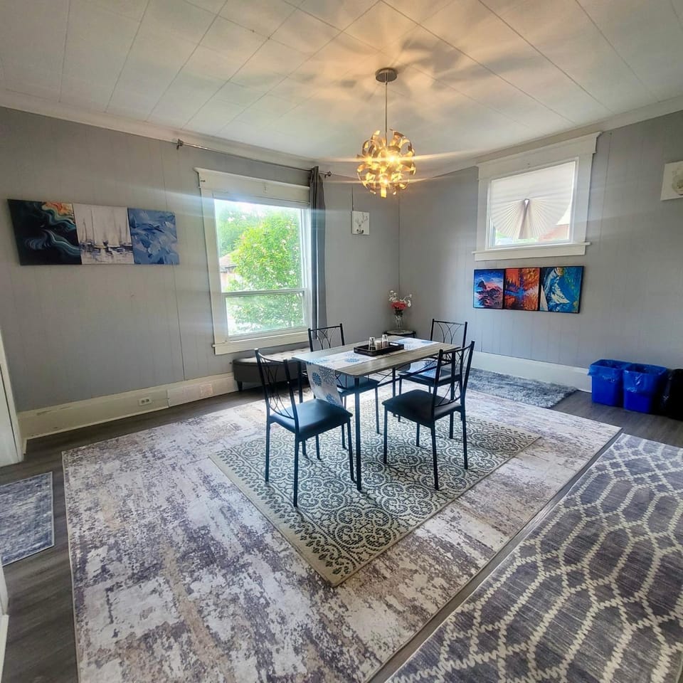 Spacious family house near white water walk and Clifton Hill Niagara House in Niagara Falls