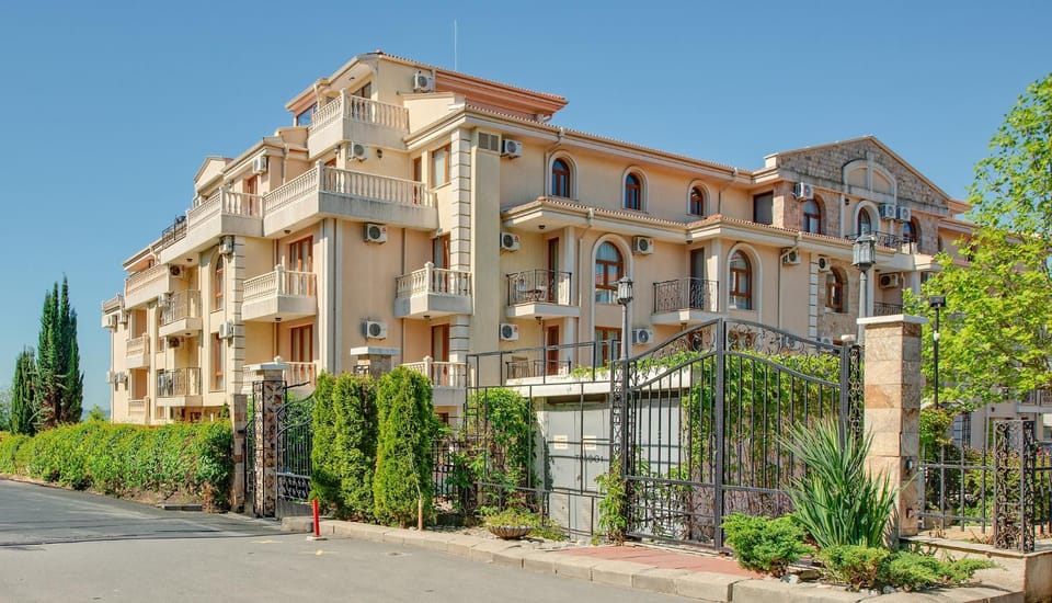 Property building, Facade/entrance
