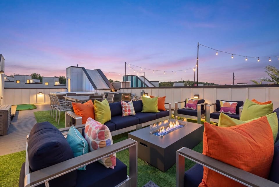 Sounds Like Fun- Hot Tub & Rooftop Views House in Nashville