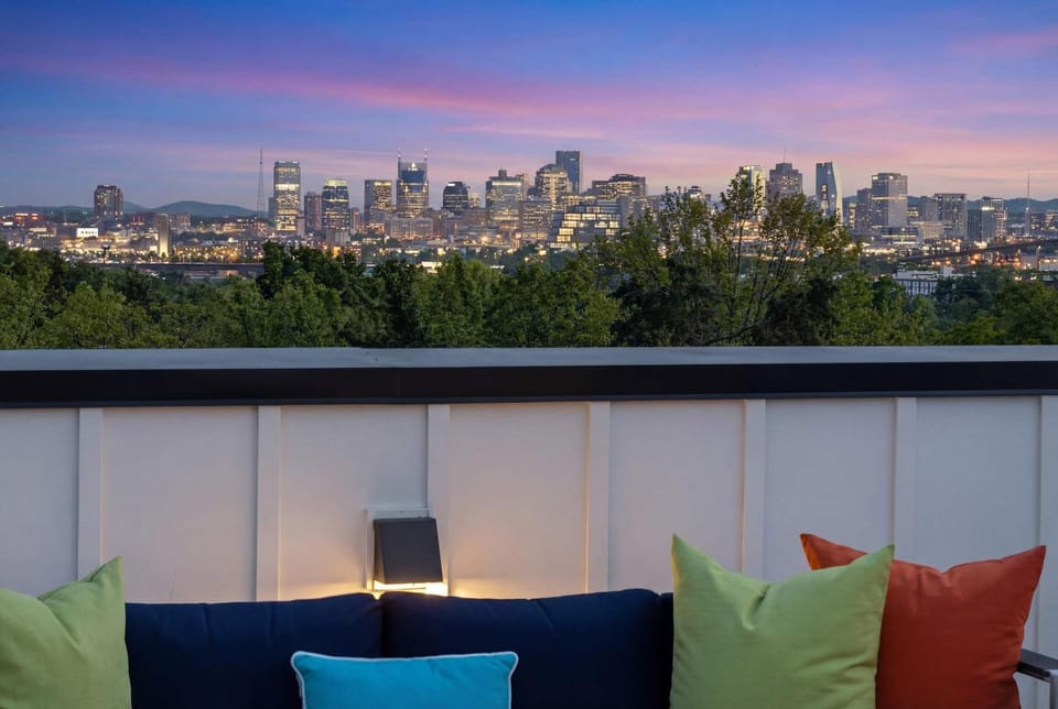 Sounds Like Fun- Hot Tub & Rooftop Views House in Nashville