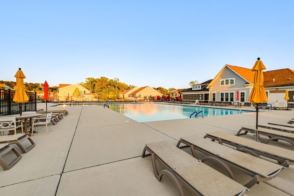 Beach Shuttle! Spacious Bishop’s Landing Retreat House in Millville