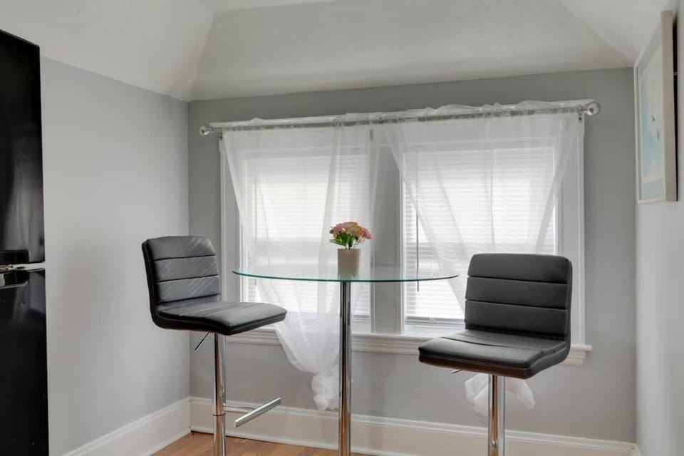 Spacious and Comfortable 1 Bed 25 km from Gillette Apartment in Milton
