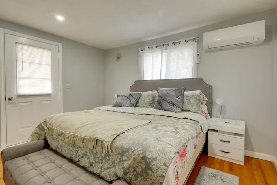 Spacious and Comfortable 1 Bed 25 km from Gillette Apartment in Milton