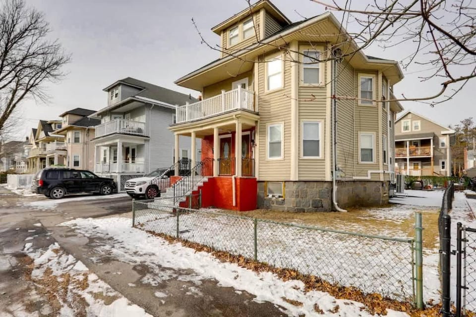 Spacious and Comfortable 1 Bed 25 km from Gillette Apartment in Milton