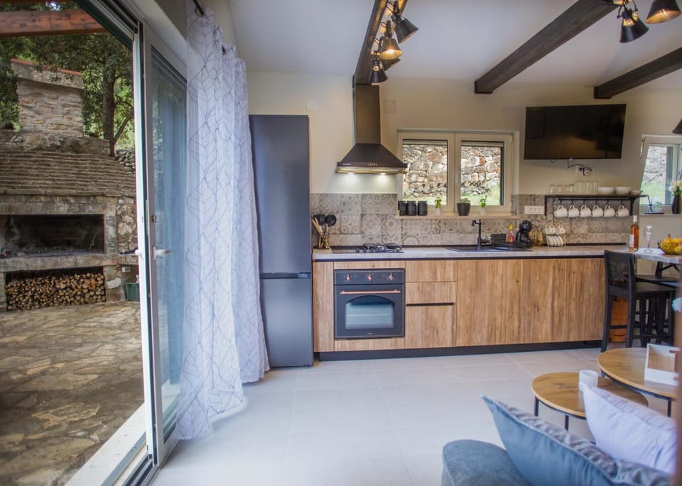 TV and multimedia, Kitchen or kitchenette