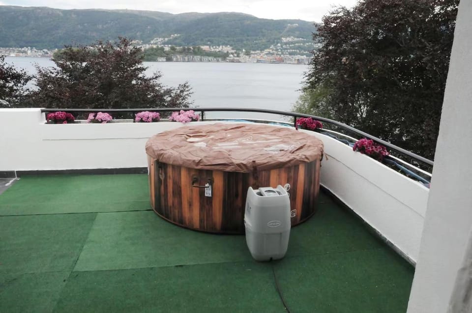Hot Tub, View (from property/room), Balcony/Terrace