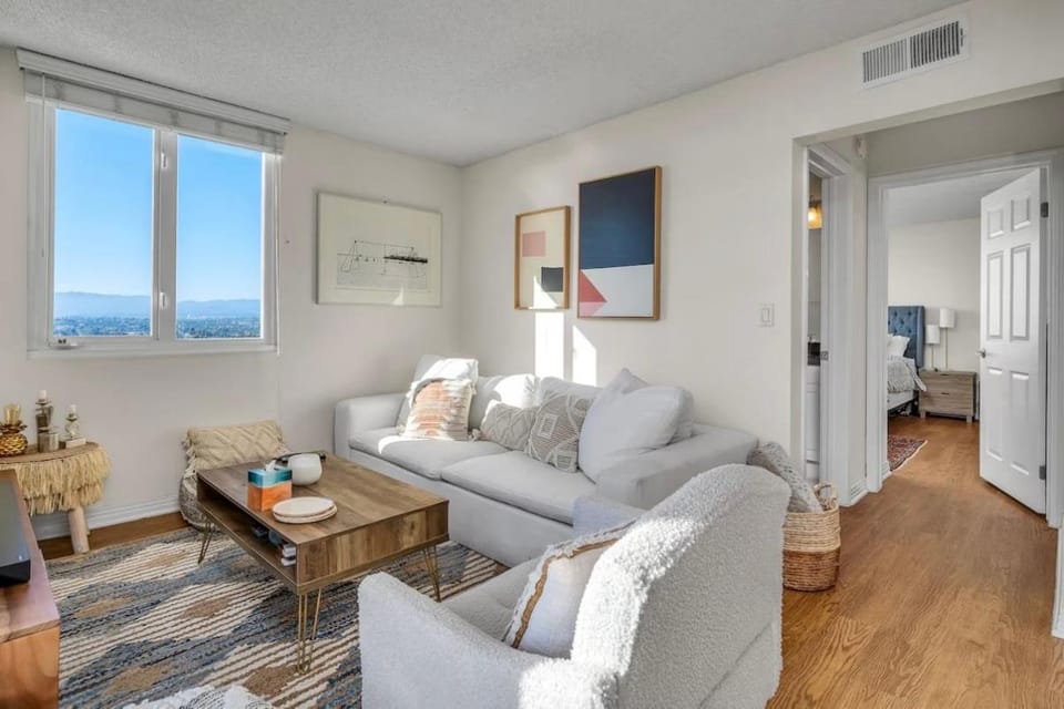 Panoramic Ocean View 2BR Marina del Rey 5 mins walk to the beach free parking Apartment hotel in Marina del Rey