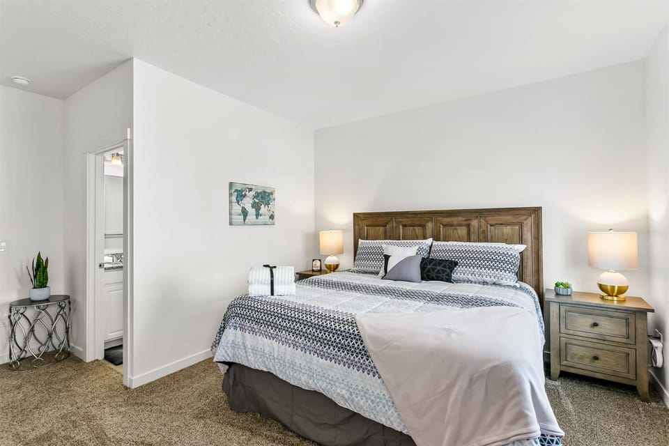 Gorgeous & Trendy Townhome Near The Village 89 House in Boise