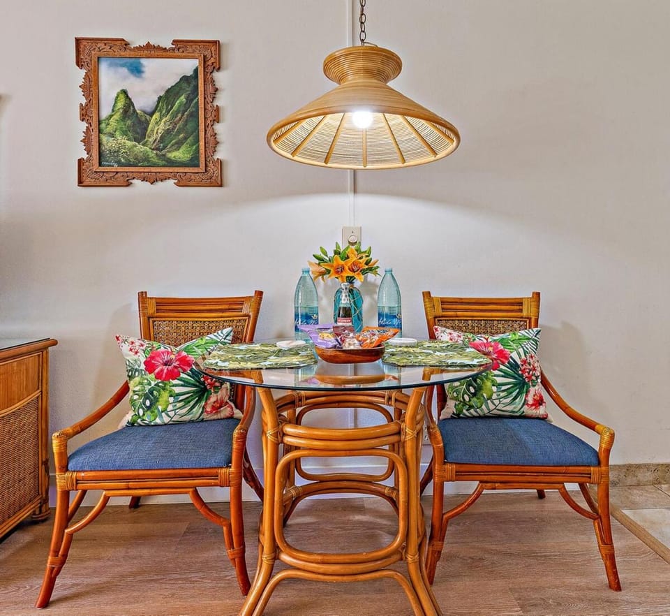 Lahaina Beachfront Oceanview Seaside Retreat SoothingWaves Apartment in Napili-Honokowai