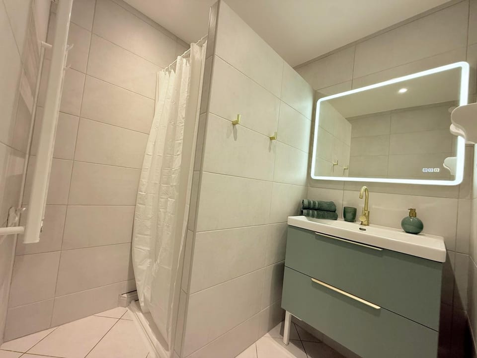 Shower, Bathroom