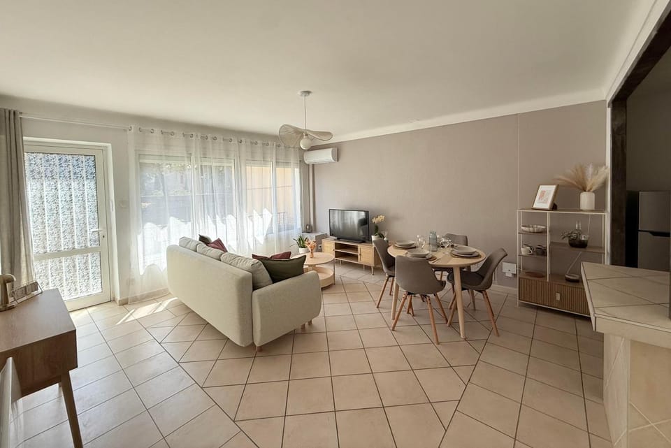 Living room, Dining area