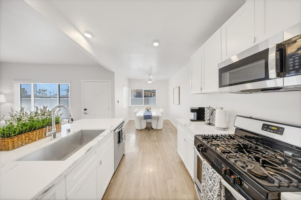 Kitchen or kitchenette, oven