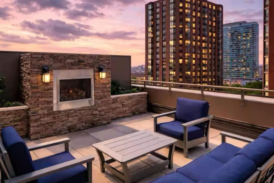 29th Floor 2BR Grant Park Suite with Balcony, Gym Apartment in South Loop
