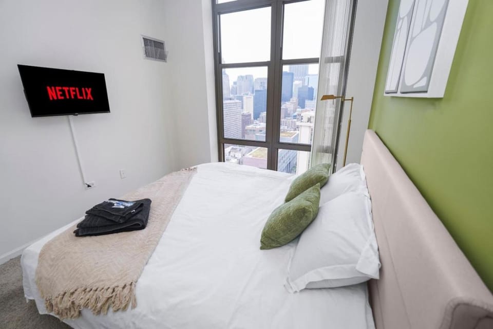 29th Floor 2BR Grant Park Suite with Balcony, Gym Apartment in South Loop