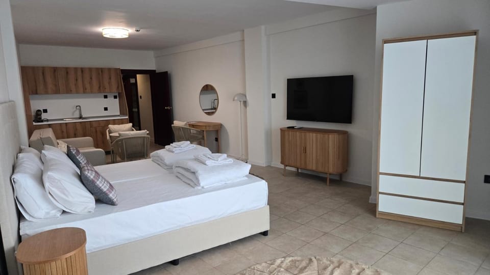 Bed, TV and multimedia, Kitchen or kitchenette, Living room, Photo of the whole room, Seating area, Evening entertainment, Bedroom, Family, heating, internet, wardrobe