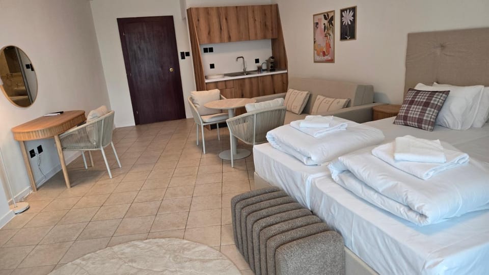 Bed, Kitchen or kitchenette, Photo of the whole room, Seating area, heating, towels