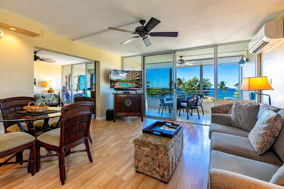Kamaole Beach Royale #410 Panoramic Ocean View of Kamaole Beach 1, remodeled Apartment in Kihei