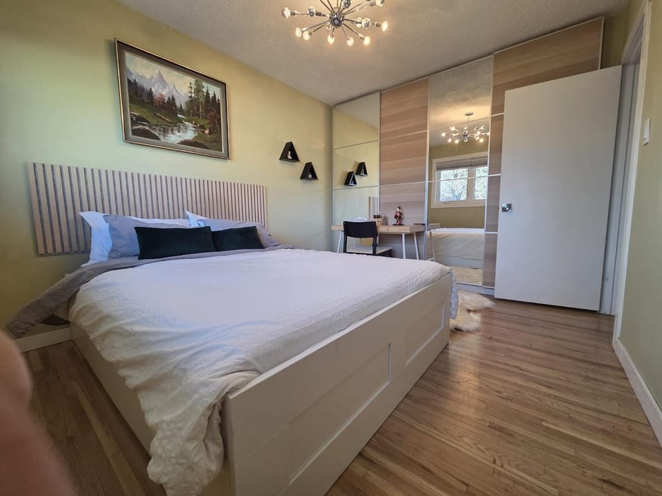 Room with Shared Bathroom - Stampede & Mountains Vacation rental in Calgary