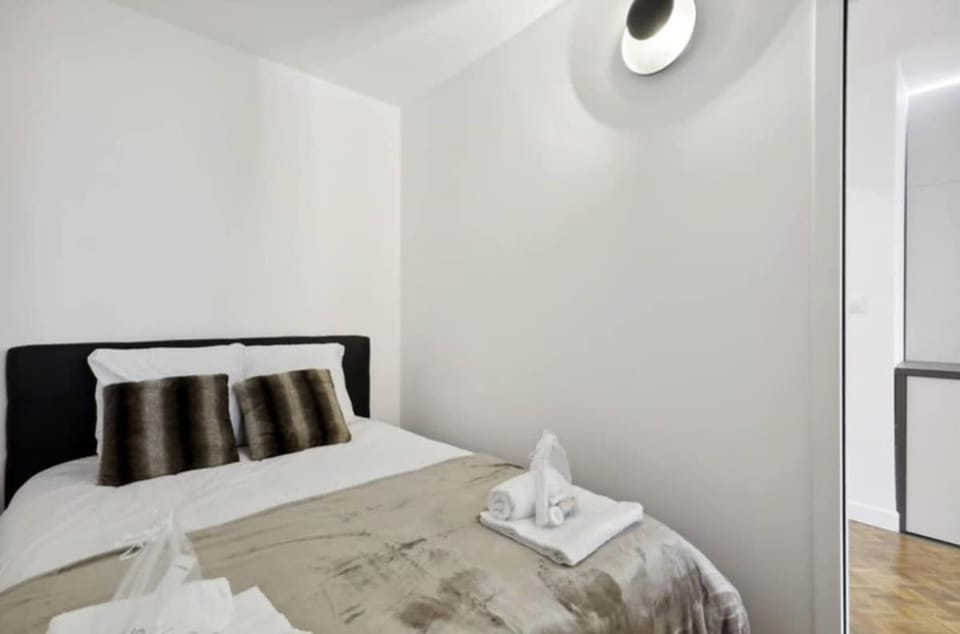Bed, Bedroom, towels