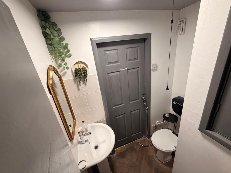 4 Bedroom House in Birmingham City Centre - 8 Beds, Sleeps 10 - Perfect for Workers, Contractors, Families, Large Groups! - Free Street Parking House in Birmingham