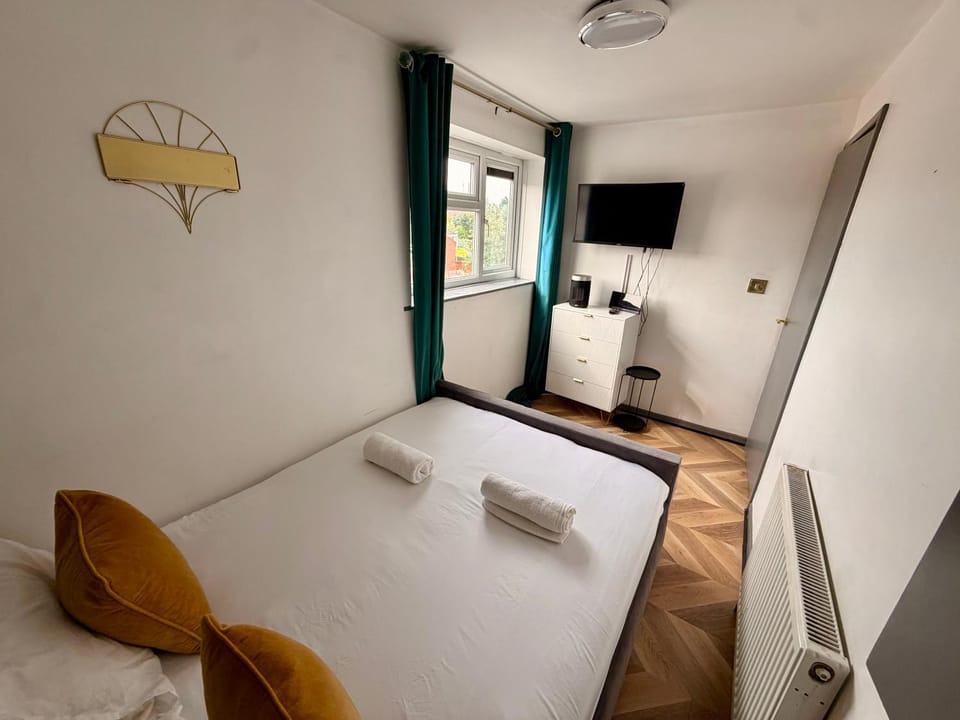 4 Bedroom House in Birmingham City Centre - 8 Beds, Sleeps 10 - Perfect for Workers, Contractors, Families, Large Groups! - Free Street Parking House in Birmingham