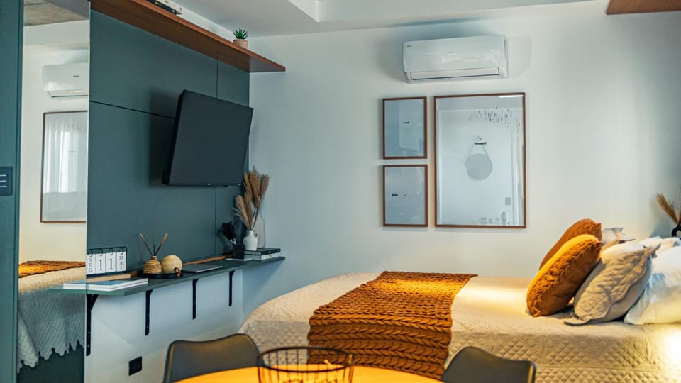Bed, TV and multimedia, Decorative detail, Bedroom