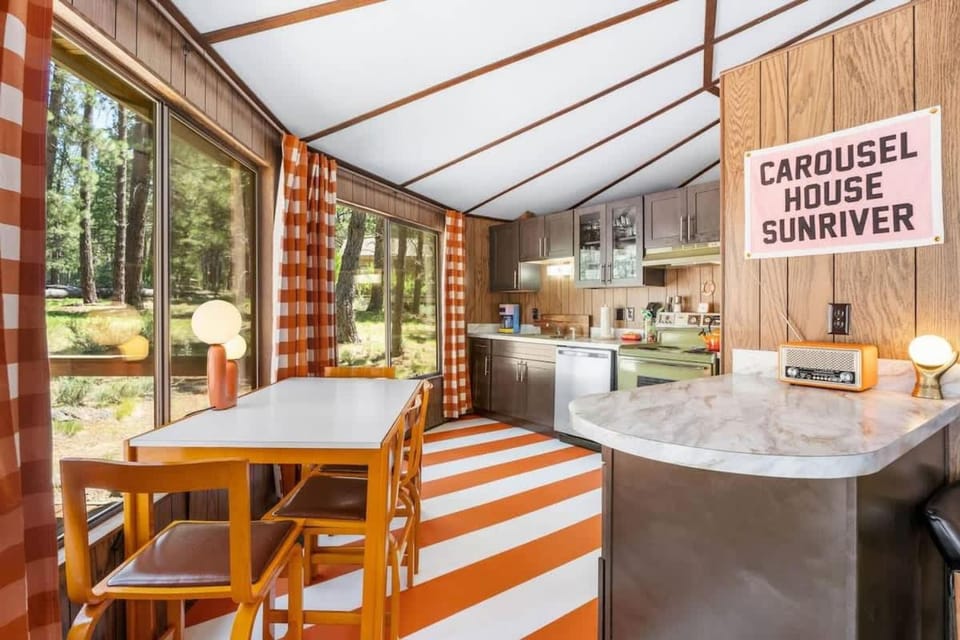 Carousel House - Retro 70's Home - SHARC House in Sunriver