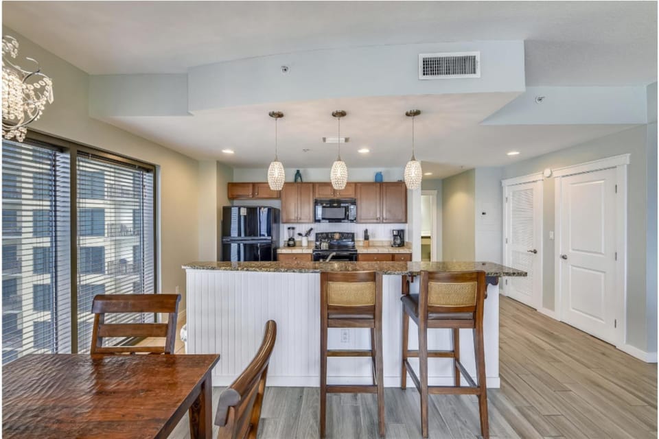 Kitchen or kitchenette, minibar, oven, stove