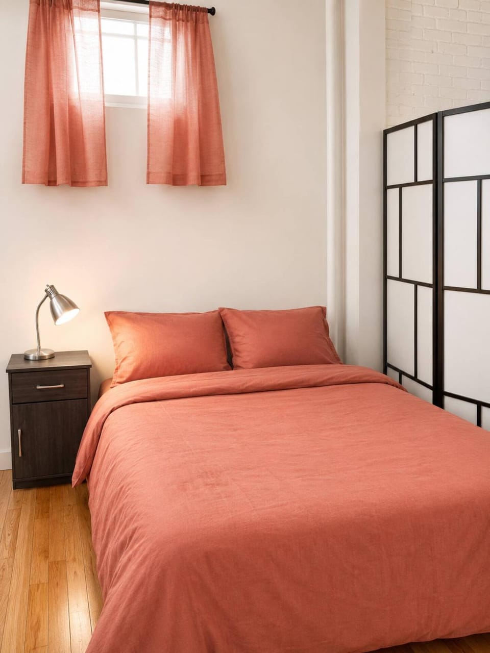 Private Backyard, Huge Artist Loft, Blocks to FG Apartment in Park Slope